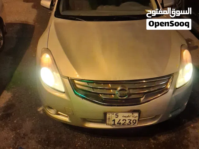 2011 نيسان التيما Standard