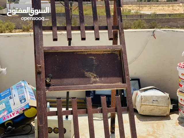 باب حديد ب القفص متعه