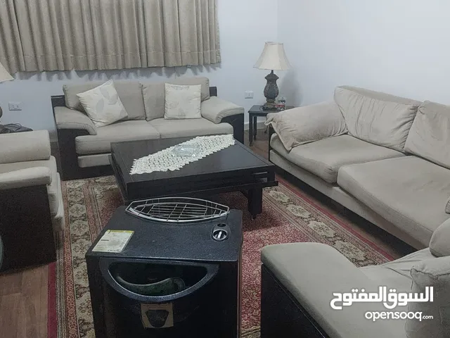 طقم كنبايات كبير ل7 أشخاص مع طاولة وسطية وطاولتين جانبية