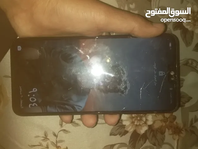 تلفون يبي مدخل شفرات ومرشا خلفي وشق باسيط في شاش مش امأتر