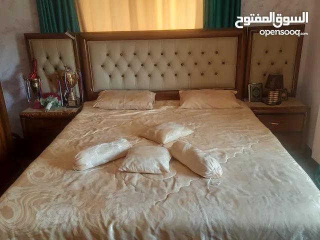 غرفه نوم كامله جديد الا شحطه مفصله تفصيل خشب بجنن لا يوجد فيها كسور ابد فتره استعمال قصيره.