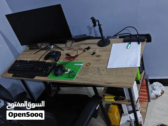 ميز وكرسي كيمنك وسماعة وماوس رد دراكون وشاشة 144 هرتز وكيبورد ريزر كلهن للبيع
