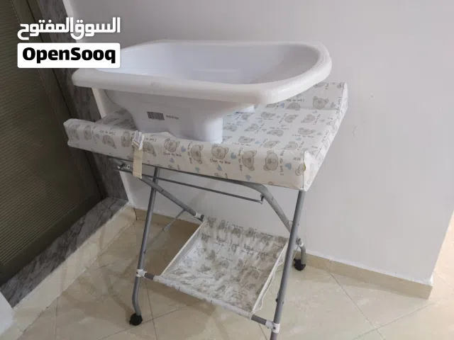 Baby bathtub with changing matress بانيو أطفال مع طاولة