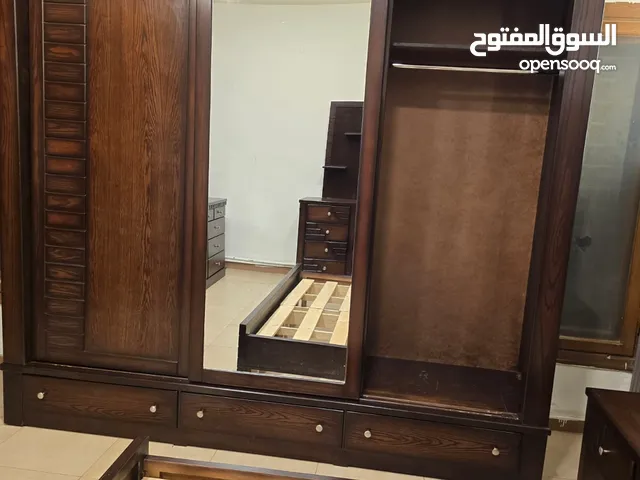 غرفة نوم ماستر توب ومميزة جداً تفصيل خشبها لاتيه18 وقشرة بلوط ، تتكون من خزانة سحاب وتخت مزدوج