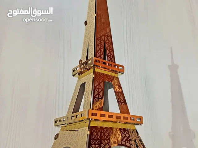 برج إيفل ذهبي