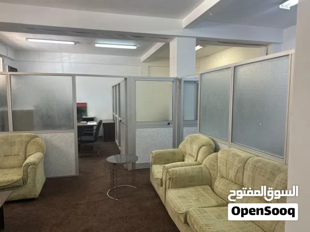 مكتب خدمة داخل شقة مكتبية مع صاله استقبال ومقهى وحمام.