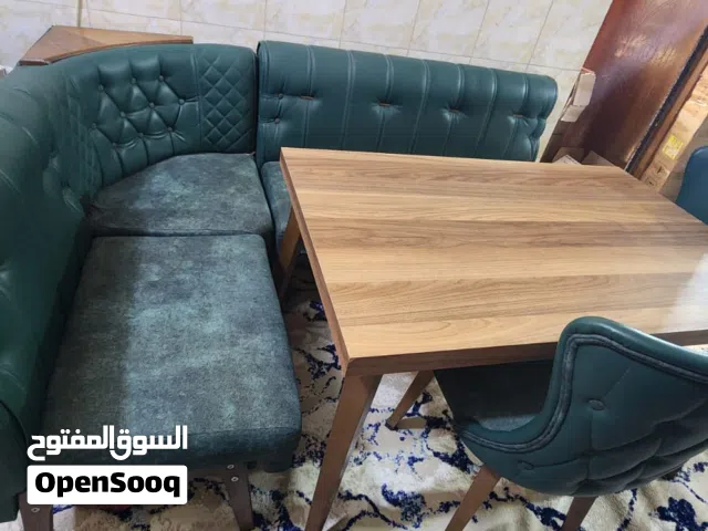 ميز طعام نظيف كلش