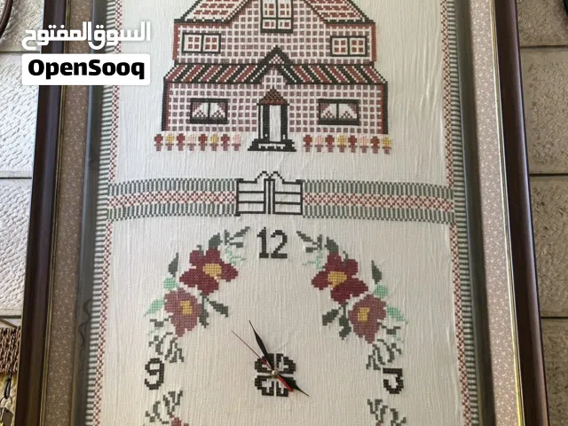 قطعة تراثية نادرة – ساعة حائط مطرّزة يدوياً.