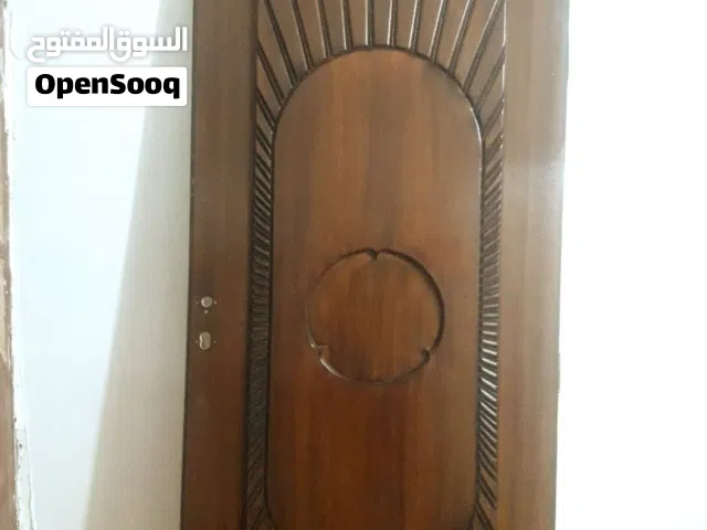 باب خشب ثقيل