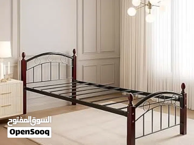 سرير 90سم بقوائم خشبية نفس الصورة استخدام شهرين فقط. نفس حالة الجديد