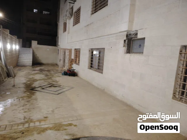 شقه شبه أرضيه في إربد اللوازم ع مساحه 200متر