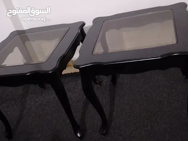 طاولة وسط مع طاولتين زاوية