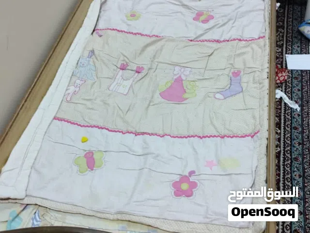 سرير اطفال مستعمل قليل والسعر قابل للتفاوض ونوعيه سرير اطفال خشب كويتي اصلي جيده جدا للاطفال