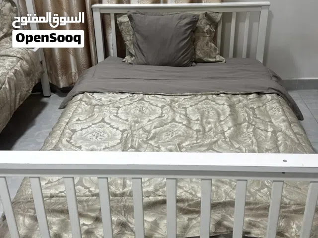 سرير نوم كبير الحجم