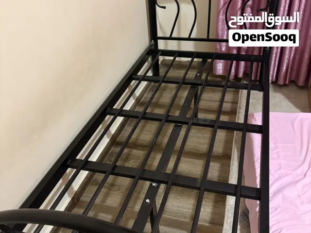 سرير معدن مفرد مستعمل متوفر عدد 2