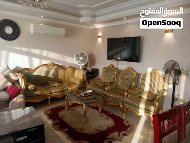 شقة مميزة جدا للبيع بڤيلات الحي الاول بالتجمع الخامس متشطبة سوبر لوكس والسعر شامل الجراج