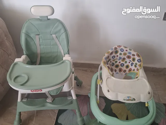 كرسي طعام +كراجة مشي بحالة ممتازة بدي ابيعهم مع بعض