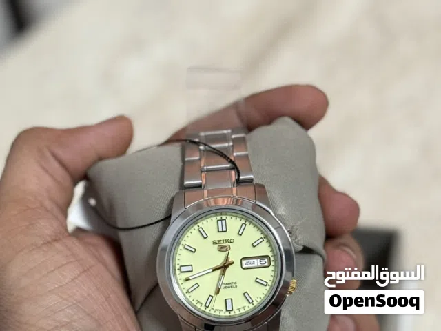 ساعة سيكو 5 الجديدة كليًّا بالميناء الأصفر المضيء.