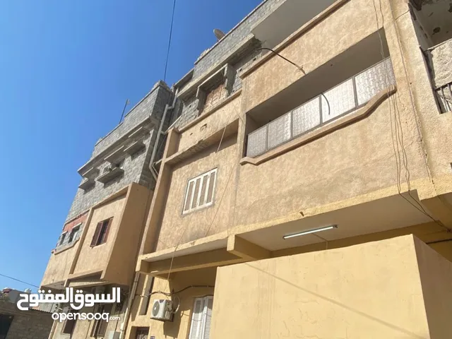 عيماره للبيع ف شارع الحلاقين مصراته تتكون من 3طوابق و6شقق