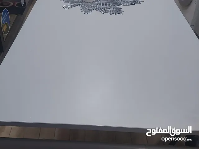 طاولة ايكيا بدون كراسي استعمال شهر شبه جديدة ولا خدش بتنفك وبتتركب القياس الطول 160 العرض 67 توسع 8