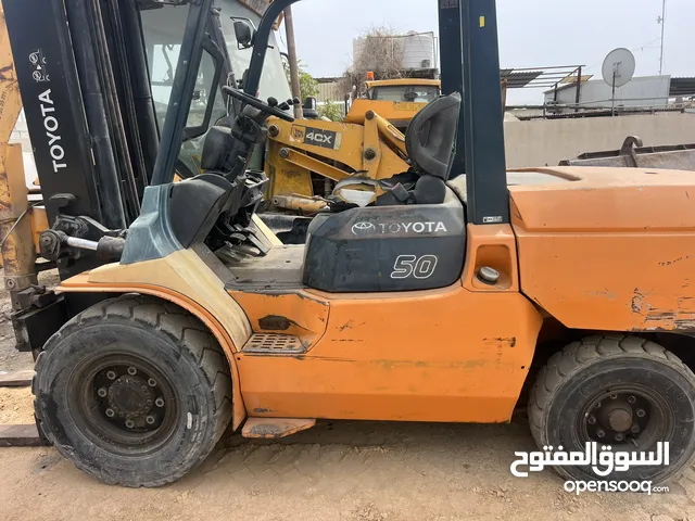 بيع سيارة من نوع فورلفت 5 طن تويوتا موديل 2012