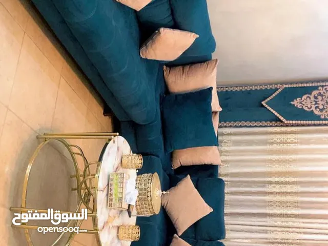 طقم كورنر مع برادي مع طاولة وسط فخم شبه جديد