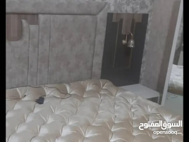 لحاف سرير مستخدم نظيف للبيع