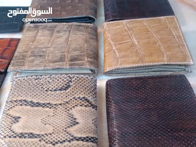 أحزمة و محافظ من جلد ثعبان و تمساح و نعام
