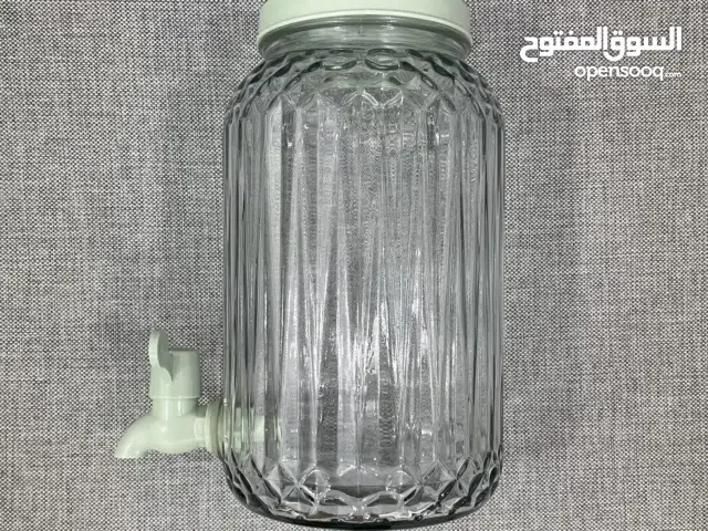 وعاء زجاج مزخرف سعة 4 ليتر للمي او العصير استعمل جداً قليل للبيع بدواعي السفر