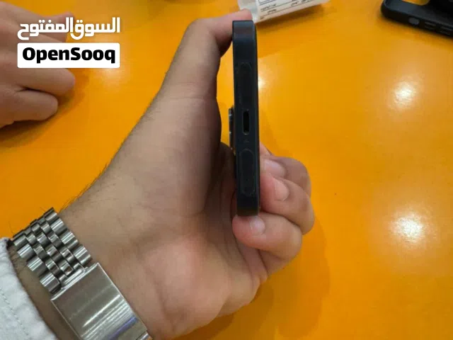 ايفون 13 عادي مساحه 128 جيجابايت بطاريه 93 بكفي يوم كامل سعرو 290 معو 2 شواحن اصليات سعرهم 35 دينار