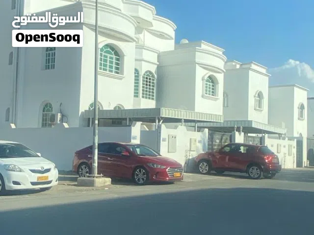 شقة للإيجار في الموالح الشمالية وعلى بعد دقائق فقط من الموج، مركز البهجة، ومطار مسقط الدولي.