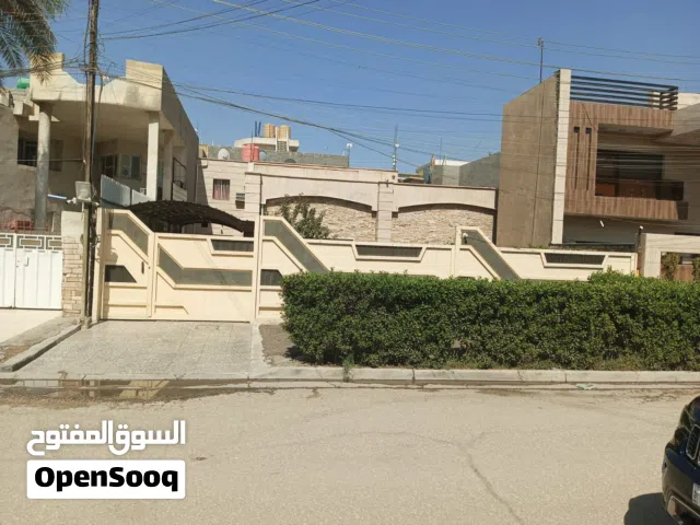 بيت كلاسك قديم محدث مساحة 393 م  يقع في حي الجامعة شارع كلية الادارة و الاقتصاد