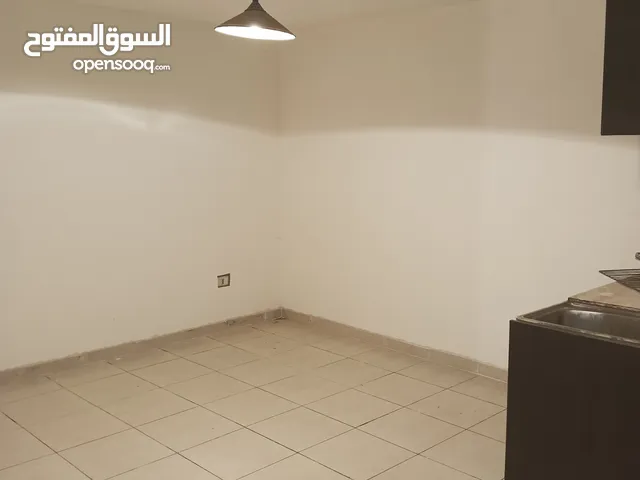 شقة فارغة للايجار البيادر حي السهل/قرب النادي الاهلي دفعه كل شهرين 170 شهري