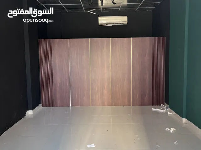 فرصة مميزة للإيجار محل في الخوض السادسة خلف جامع الجلندى وقريب من كاتب العدل