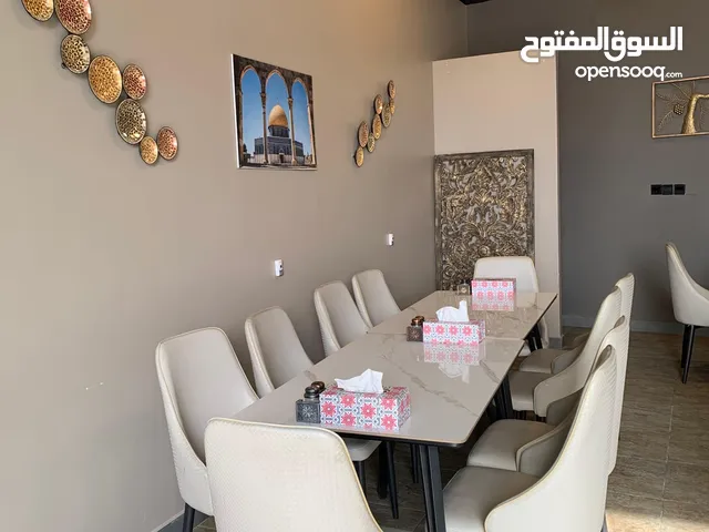 مطعم متكامل بالتجهيزات جاهز للعمل فوراً