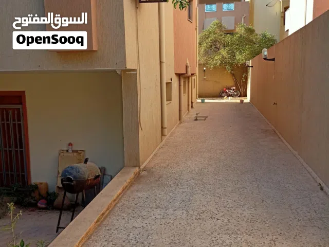 فيلا في السراج كوبري ثلاجات دورين و بيسمنت للبيع شارع مقابل رغيف ليبيا