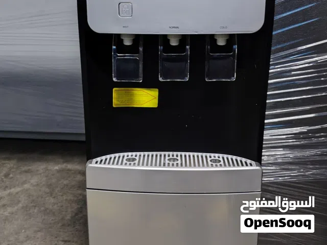 Bottom loading watar dispenser