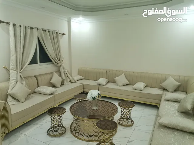 كنب متصل ممتاز مع 13 خدايه وطاولات تقديم وستاره