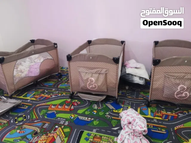 سرير اطفال امريكي قابل للفتح والتسكير. .