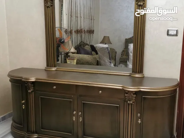بوفيه سفرة خشب زان موديل حديث استعمال سنة بسبب الاغتراب بحالة ممتازة التواصل للجادين بالشراء فقط