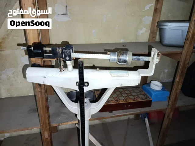 ميزان لتوزين الاشخاص والبضاعة وقياس الطول
