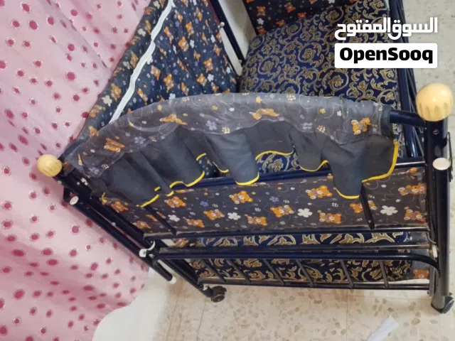 تخت اطفال للبيع استعمال شهرين فقط موجود في الزرقاء للتواصل على الواتس اب