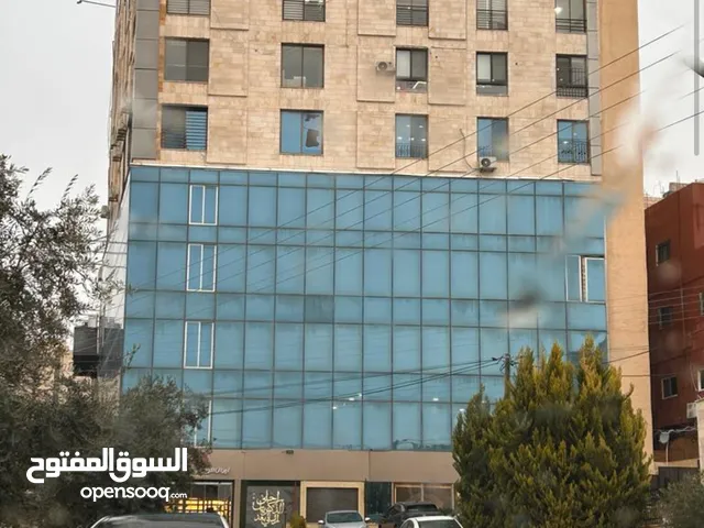 للإيجار مكتب 45م – خلدا / مجمع شرف الهياجنة – 2700 سنويًا مكتب مميز بالطابق الثامن مع مصعد و كراج