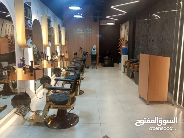 صالون حلاقه للبيع موقع مميز  في مرج الحمام معروف  واتاث وديكورات عصريه  سبب البيع وجود مشاريع أخرى
