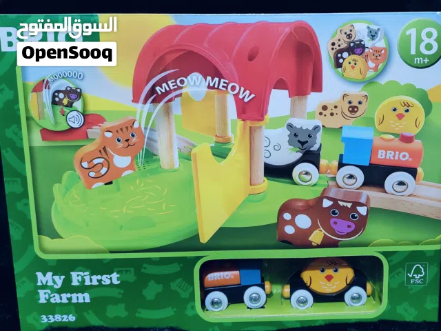 قطار وحيوانات مع سكة قطار تعبر من المحطه وبيها اصوات جميله تشغيلها على الباتري حجم كبير