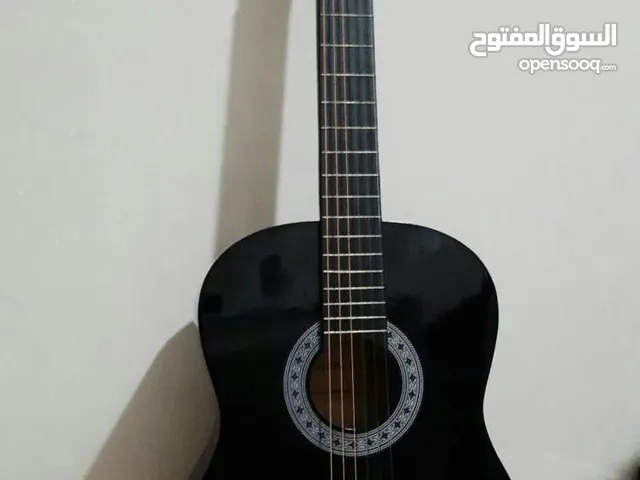 جيتار كلاسيكي أسود، شبه جديد – استخدم مرة وحدة فقط. صوته دافئ ومثالي للمبتدئين، خالي من أي عيوب