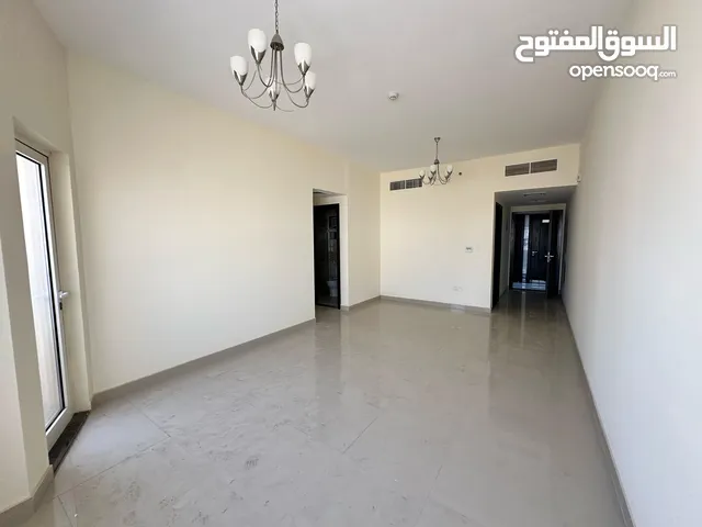 (ضياء)غرفتين وصالة اول ساكن في الشارقة بتشطيب ممتاز قريب من جميع الخدمات سهل المخرج ل دبي