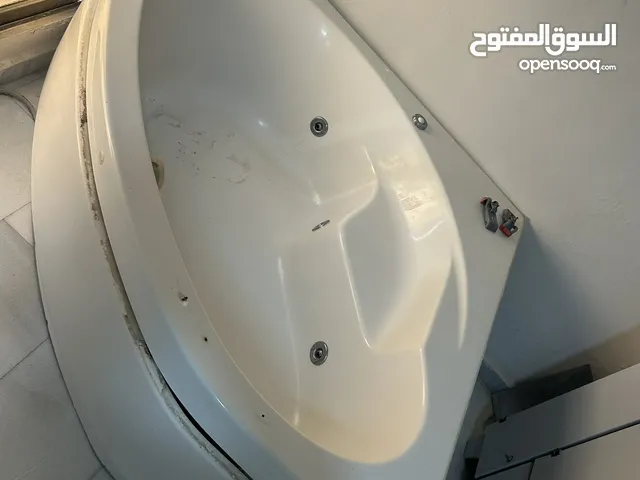 جاكوزي زاوية مساحة 140cmx140cm مع المضخة الخاصة به بحالة ممتازة للبيع