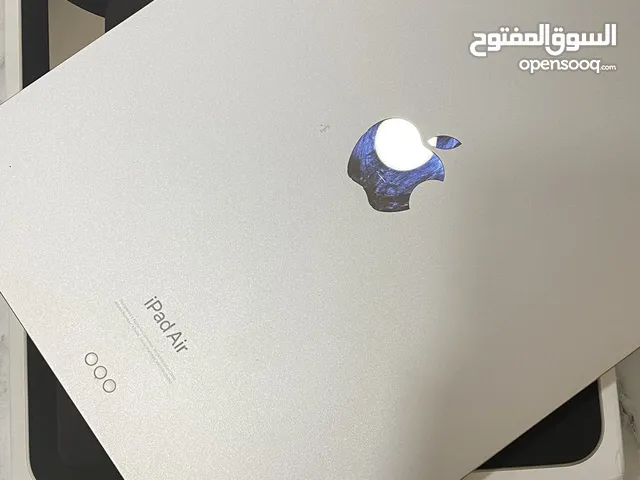 iPad Air خمسة نظيف مع الفاتورة مع الشحن كل شي موجود بال اللي يجي إن شاء الله ما راح اقصر وياه