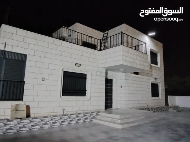 بيت جديد غير مسكون مكون من ثلاث طوابق في المزرعه الغربية بالقرب من شركة النزيه للبلاط منطقه هادئه